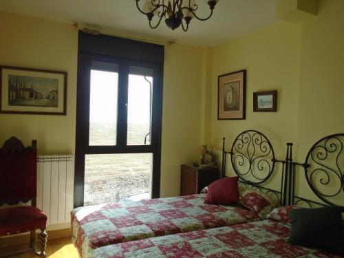 Cirueña的住宿－Albergue Victoria，一间卧室设有一张床和一个窗口