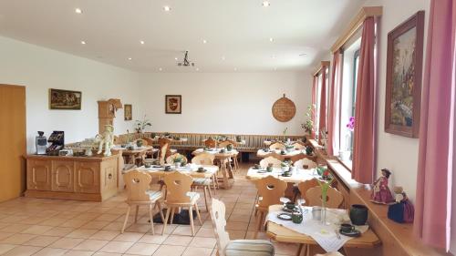 un restaurante con mesas y sillas en una habitación en Landhotel BurgenBlick Garni & Tagungshotel, en Erfurt