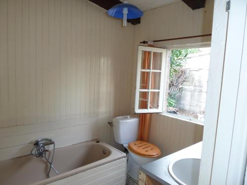 ル・グロー・ダグドにあるhuis grau d agdeのバスルーム(バスタブ、トイレ付)、窓が備わります。