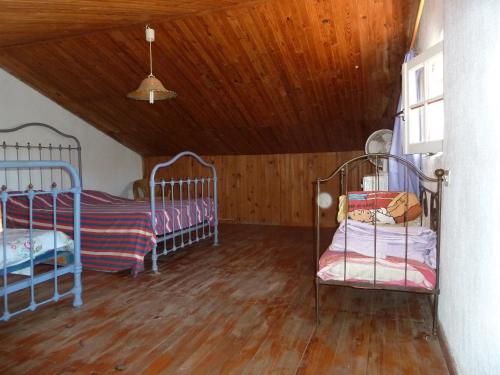 ル・グロー・ダグドにあるhuis grau d agdeの木製の天井が特徴のベッドルーム1室(二段ベッド2組付)が備わります。