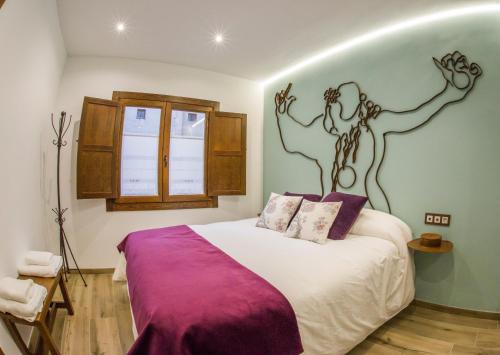 een slaapkamer met een bed met een boomhoofdeinde bij Apartament Rural El Rellotge in Sant Mateu