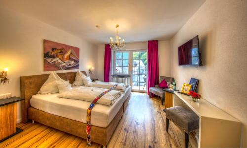 a bedroom with a large bed and a window at Hotel Lipmann "Am Klosterberg" in Beilstein
