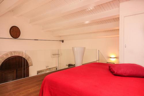 パレルモにあるTorre Nettunoのベッドルーム(赤いベッド1台、暖炉付)
