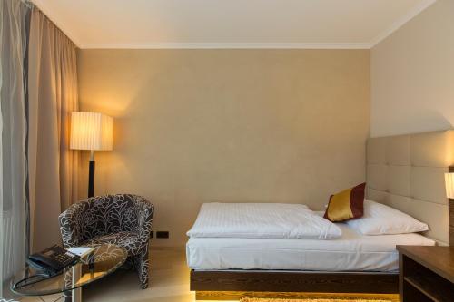 Una cama o camas en una habitación de Hotel Sacher Baden