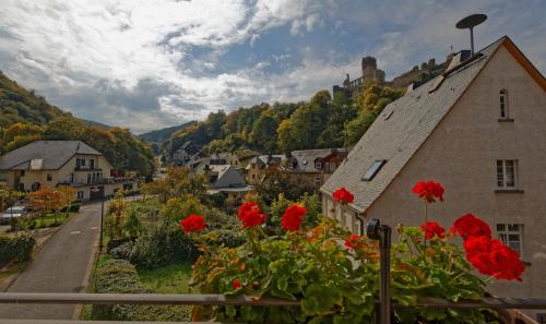 a small town with red flowers on a balcony at Hotel Lipmann "Am Klosterberg" in Beilstein