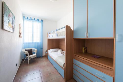 プンタ・セッカにあるRelax al mareの小さなベッドルーム(二段ベッド1組、椅子付)