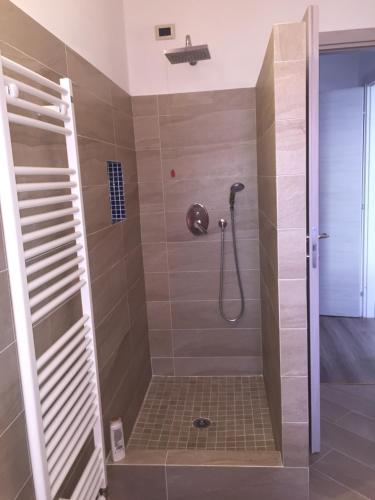 łazienka z prysznicem z głowicą prysznicową w obiekcie Appartamento Masha Como w mieście Mozzate