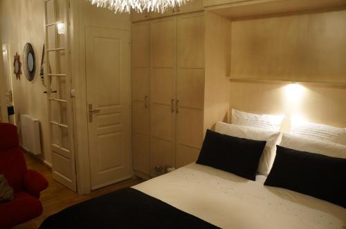 a bedroom with a bed and a chandelier at Appartement François 1er in Vichy