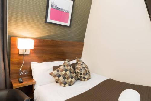 Postel nebo postele na pokoji v ubytování Chester Hotel