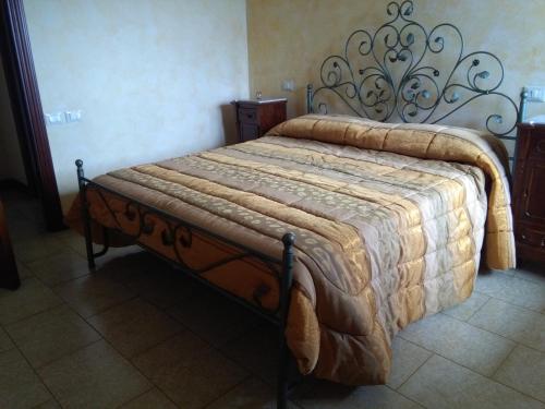 een bed in een slaapkamer met een metalen bedframe bij Letizia's House in Catania
