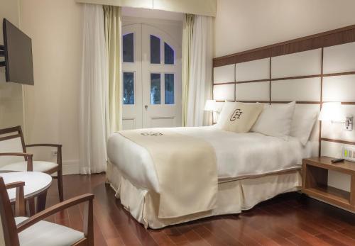 A bed or beds in a room at Central Hotel Panama Casco Viejo