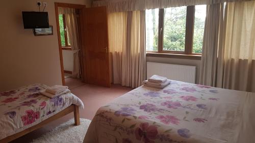 1 dormitorio con cama y ventana en Hosefield Bed and Breakfast en Ellon