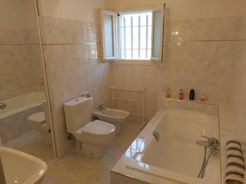 une salle de bains avec baignoire, toilettes et lavabo dans l'établissement Villa Saint-Michel, à Galéria