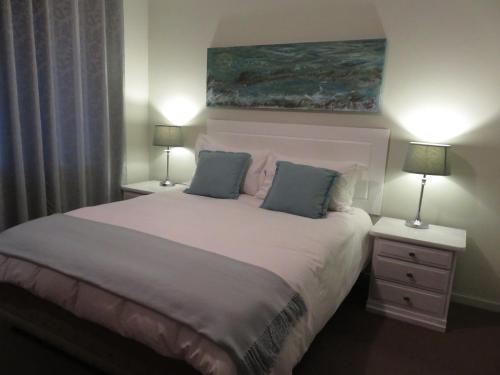 Łóżko lub łóżka w pokoju w obiekcie Lagoon House