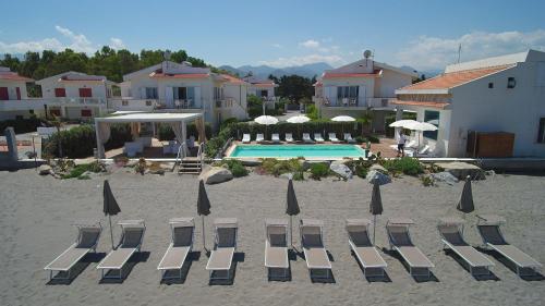 Bazén v ubytování Ancora Bianca Beach Residence nebo v jeho okolí