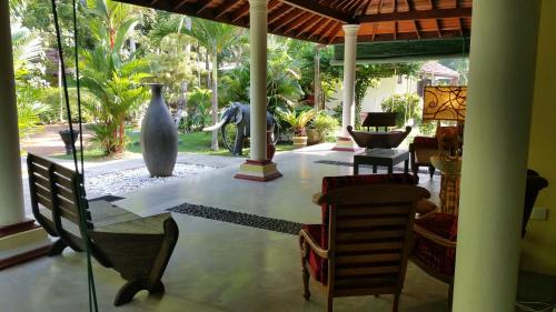 una sala da pranzo con tavolo e un elefante sullo sfondo di Traum Villa a Bentota