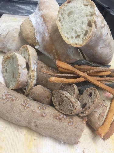 un gruppo di pane e pretzel su un tagliere di Agriturismo Il Poggio Di Orvieto a Orvieto