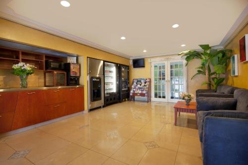Η κουζίνα ή μικρή κουζίνα στο Canadas Best Value Inn-Richmond Hill