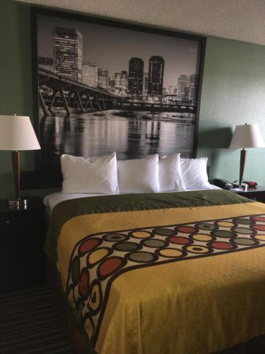 Giường trong phòng chung tại Super 8 by Wyndham Richmond Midlothian Turnpike