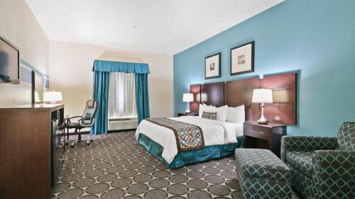 een hotelkamer met een bed en een bureau bij Best Western Sonora Inn & Suites in Nogales