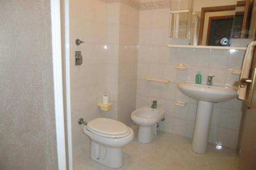 アルカモにあるRosa Frescaのバスルーム(トイレ、洗面台付)