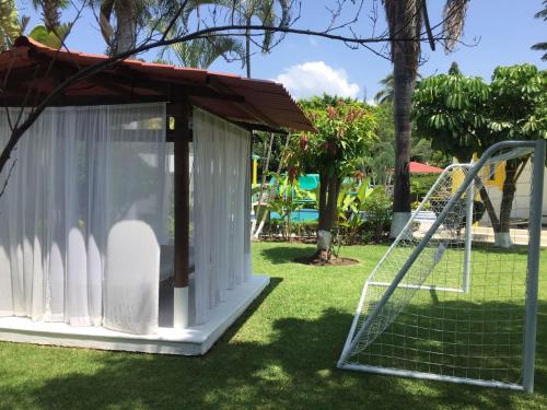 Un jardín fuera de Residencia Jacarandas
