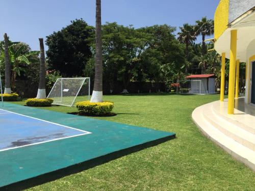Un jardín fuera de Residencia Jacarandas