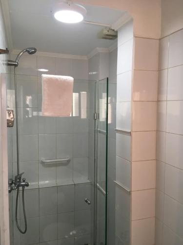 łazienka z prysznicem i szklanymi drzwiami w obiekcie Casa Ryan w mieście Santiago