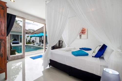 Giường trong phòng chung tại Villa Matahari