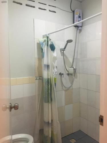 y baño con ducha y aseo. en Just Chill Inn, en Chiang Mai