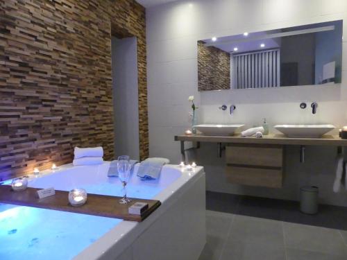 a bathroom with two sinks and a bath tub at Entre Nous - La Poste in Saumur