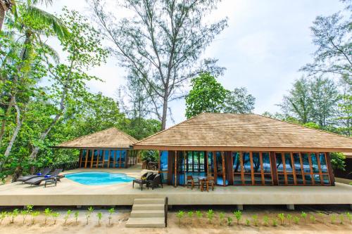 Πισίνα στο ή κοντά στο Koh Jum Beach Villas "A member of Secret Retreats"