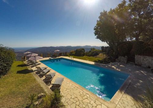 a swimming pool with a view of the mountains at Domaine du Bois d'Amont in Cabris