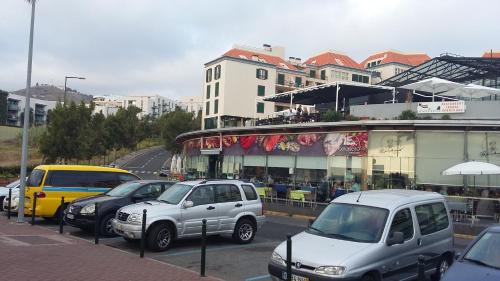 un groupe de voitures garées dans une rue de la ville dans l'établissement Bright Studio, à Funchal