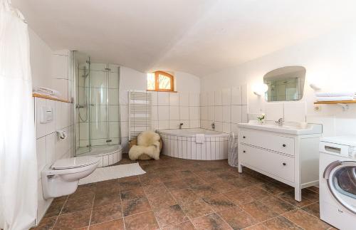 y baño con bañera, aseo y lavamanos. en Ferienhaus Landhaus Vogtland in Bad Brambach OT Gürth, en Bad Brambach