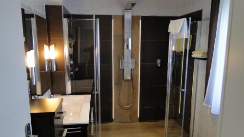 Bathroom sa Hotel Rhöner Land Garni - Bed & Breakfast
