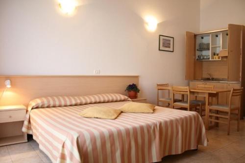 1 dormitorio con 1 cama con 2 almohadas en Residenza San Giovanni, en San Giovanni Valdarno