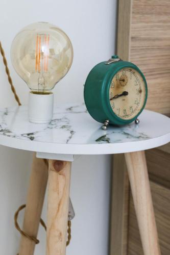 a green clock sitting on top of a table at Logement Nij Bonga Holwerd in Holwerd