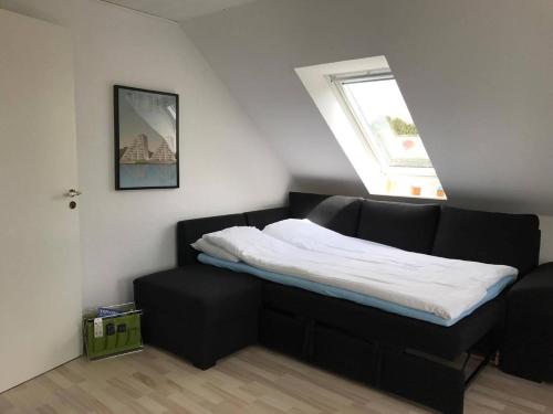 1 cama en una habitación con ventana en Vejle Apartment Skovhøjen, en Vejle