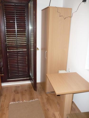 a room with a wooden desk and a window at Etno domaćinstvo Milenković in Despotovac