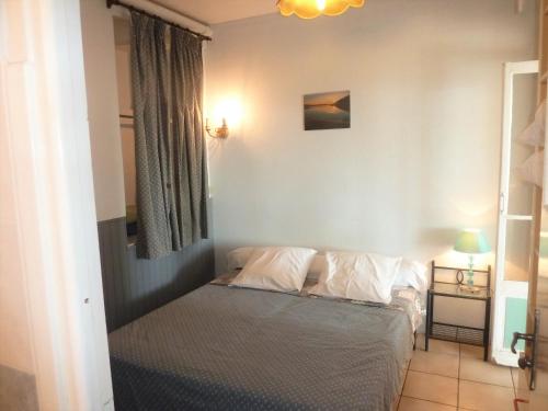 une chambre avec un lit dans une pièce dans l'établissement Villa Mt Fleuri, à Nice