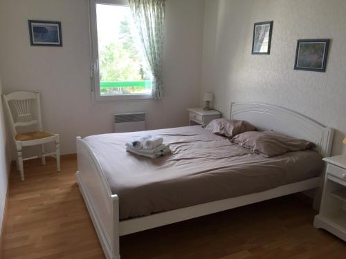 ステラ・プラージュにあるAppartement Floraのベッドルーム(白いベッド1台、窓付)