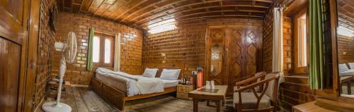 Parvati Kuteer riverside resortにあるベッド