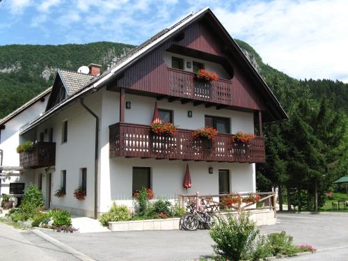 un edificio con flores en sus balcones en Apartments Na Vasi, en Bohinj