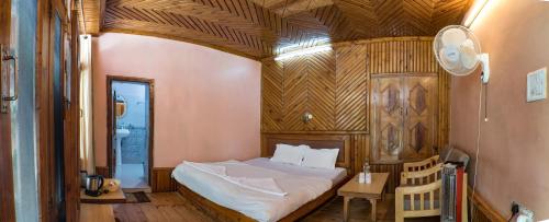 Parvati Kuteer riverside resortにあるベッド