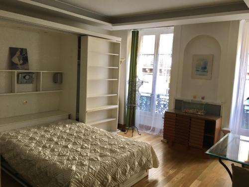 une chambre avec un lit, une commode et une fenêtre dans l'établissement Eco Champs Elysees, à Paris