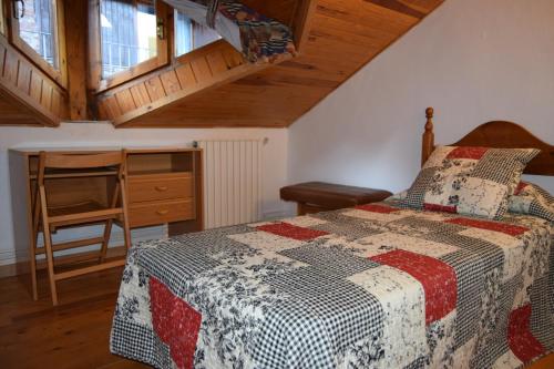 - une chambre avec un lit et un plafond en bois dans l'établissement Ca L'Emili, à Llagunes