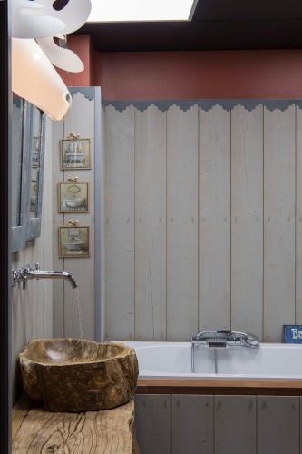 La salle de bains est pourvue d'un lavabo en pierre et d'une baignoire. dans l'établissement Un Ryad a l'Isle, à LʼIsle-sur-la-Sorgue