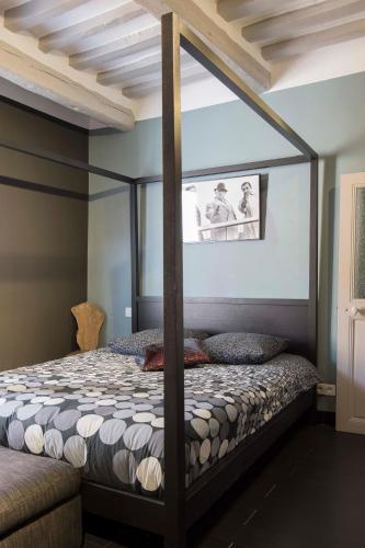 une chambre avec un lit à baldaquin dans une pièce dans l'établissement Un Ryad a l'Isle, à LʼIsle-sur-la-Sorgue