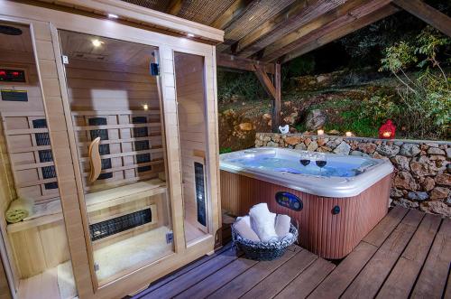 uma banheira de hidromassagem sentada num deque de madeira em The Sound Of The Flute em Amirim